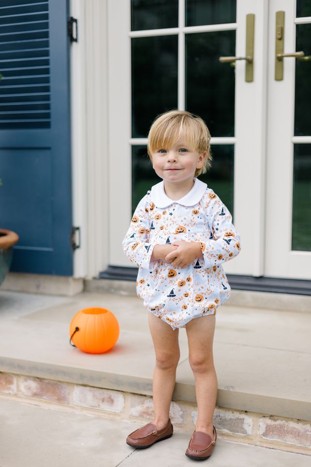 Celebrate Halloween in enchanting style with the Blue Casper Bubble by The Proper Peony! This charming infant romper, boasting a whimsical blue print and a crisp white Peter Pan collar, makes every spooky moment irresistibly adorable. Ready for magical memories?