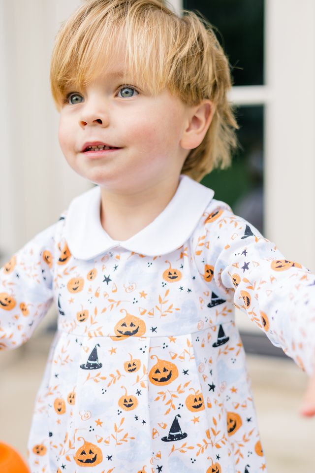 Celebrate Halloween in enchanting style with the Blue Casper Bubble by The Proper Peony! This charming infant romper, boasting a whimsical blue print and a crisp white Peter Pan collar, makes every spooky moment irresistibly adorable. Ready for magical memories?