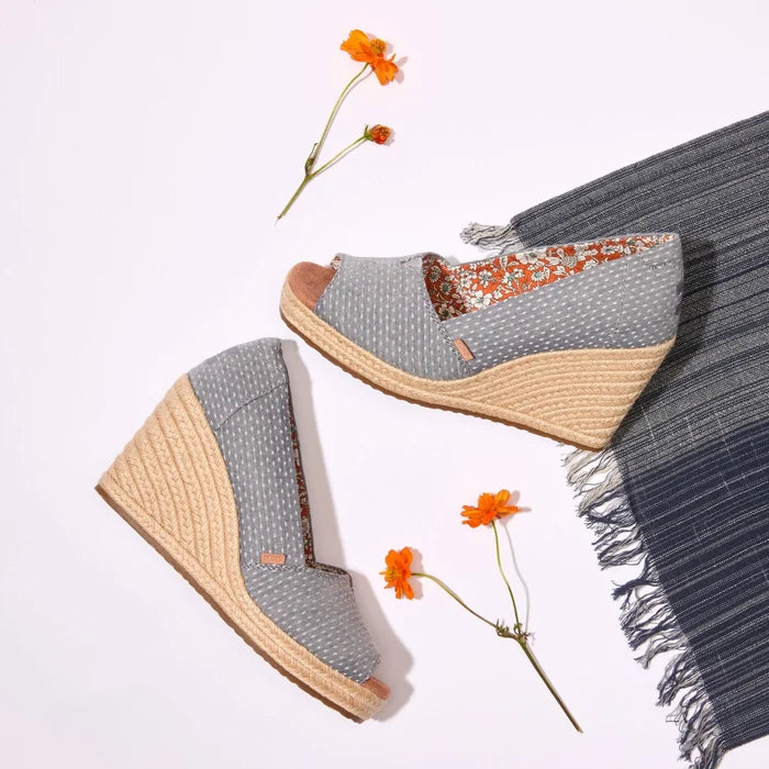 Essential Wedge in Niagara Mist Chambray Dot