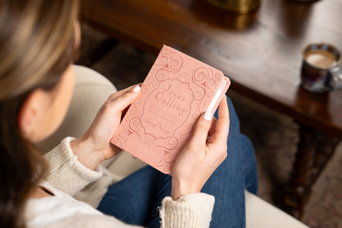Jesus Calling, Pink Leathersoft, with Scripture References: Enjoying Peace in His Presence (A 365-Day Devotional)