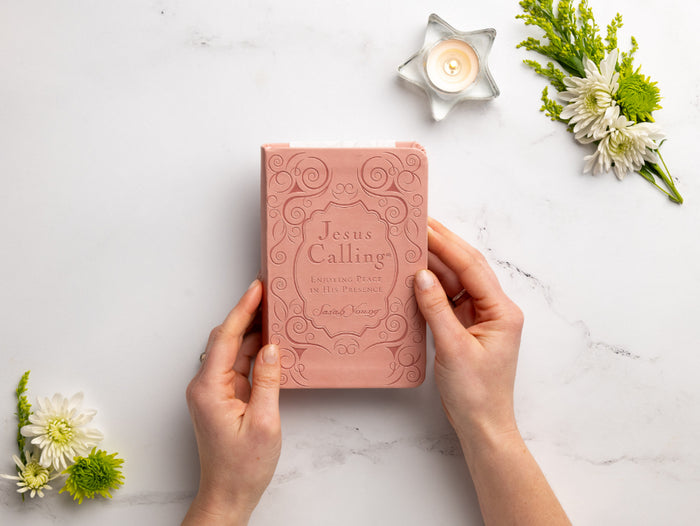 Jesus Calling, Pink Leathersoft, with Scripture References: Enjoying Peace in His Presence (A 365-Day Devotional)