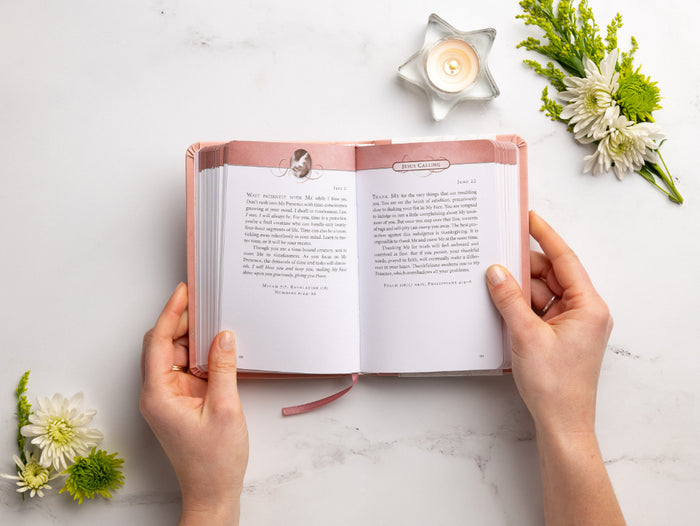 Jesus Calling, Pink Leathersoft, with Scripture References: Enjoying Peace in His Presence (A 365-Day Devotional)