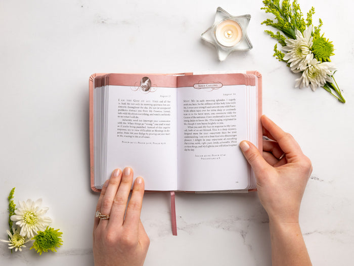 Jesus Calling, Pink Leathersoft, with Scripture References: Enjoying Peace in His Presence (A 365-Day Devotional)
