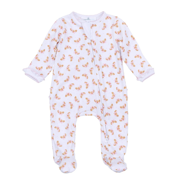 Wrap your little one in pure comfort with this charming Petit Croissant Print Zip Footie from Magnolia Baby. Crafted from 100% luxurious Pima cotton, this footie is incredibly soft and breathable—perfect for sensitive skin. The adorable all-over croissant print adds a whimsical touch to bedtime, while the innovative two-way zipper makes diaper changes effortless, even during those late-night moments.&nbsp;